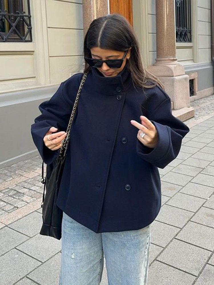 Abrigo de mujer de doble botonadura: elegancia y comodidad