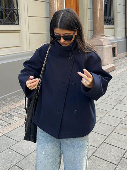 Abrigo de mujer de doble botonadura: elegancia y comodidad
