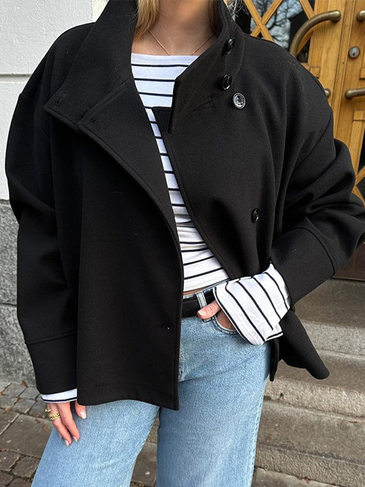 Abrigo de mujer de doble botonadura: elegancia y comodidad