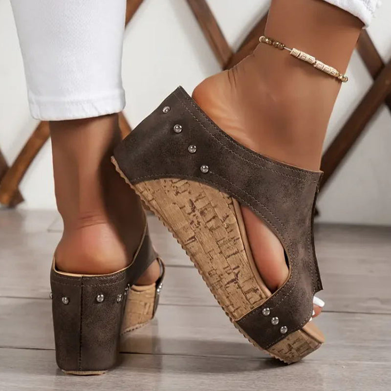 Sandalias de cuña con tachuelas para mujer